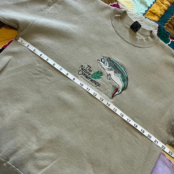 Vintage ‘The Nature Conservancy’ Bass Fish Embroidered Beige Crewneck Large - Picture 5 of 6